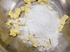 糖粉与黄油打发至黄油发白，