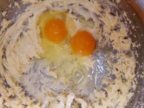加入鸡蛋，最好分次少量的加，每一次都要全部融合，再加下一次，
