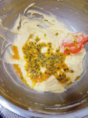 将百香果取出籽和汁一起加入，拌匀，