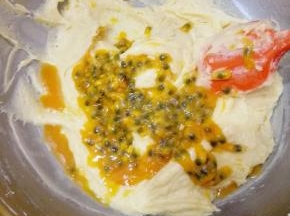 将百香果取出籽和汁一起加入，拌匀，