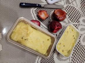 分别放入两个模具中，