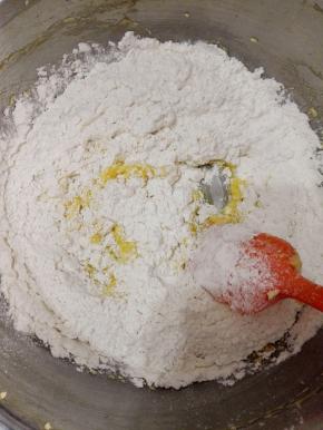 筛入低粉和泡打粉，拌匀，