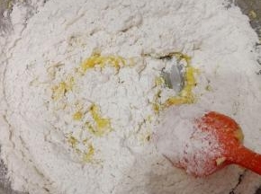 筛入低粉和泡打粉，拌匀，