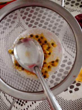 再用一个百香果，过筛留取汁，备用，