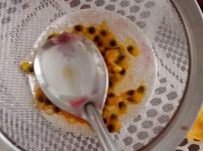 再用一个百香果，过筛留取汁，备用，