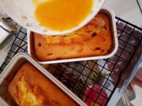 磅蛋糕出炉后，把百香果汁浇在上面，