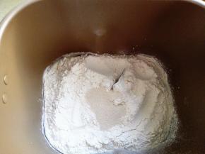 将水等（除黄油外）材料放入面包机内，揉面10分钟，