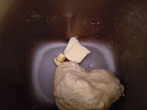 再加入软化的黄油，揉面30分钟左右，根据自己的面包机而定，揉至完全扩展阶段，