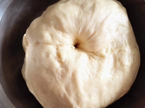 室温24度左右，进行室温发酵，大约90分钟，