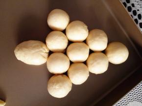 面团取出排气，面团分为15克左右一个，一共10个，滚圆松驰10分钟，剩余的合在一起做树干，