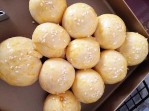 放到烤箱里，进行二发，发至原来的2倍大即可，表面刷蛋液，撒上白芝麻，