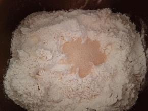 按照配料表，把所有材料都加到面包机里，揉面大约35分钟，至完全扩展阶段，