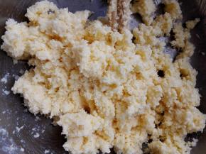 椰蓉馅和好，这里黄油直接软化成液体了，所以不用加热了，否则要先把黄油加热成液体，等凉了以后，再与其它材料混合拌匀，