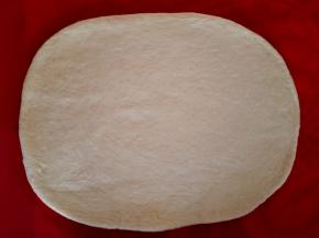 面团排气后，平均分成两份，松驰10分钟，取出一份擀成长方形，