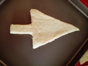 放到烤盘里，要成圣诞树的形状，