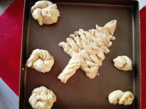 把每个小长条拧几下，树干也拧了几下，剩余的边角料，随意拧几下就好啦，