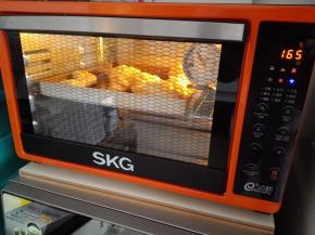 烤箱165度，烤18分钟左右，出炉晾凉，