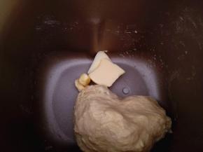 揉成团后，加入软化的黄油，揉至完全扩展阶段，