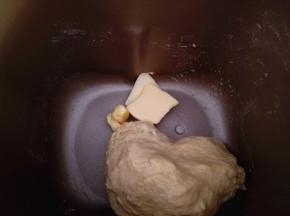 揉成团后，加入软化的黄油，揉至完全扩展阶段，