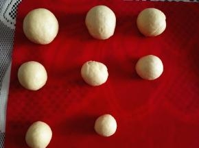 面团排气，分成60克，50克，40克，30克，20克，20克，10克，10克，滚圆松驰15分钟