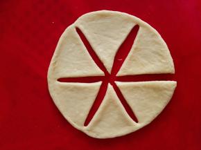 从中间切开，注意有一头不要切断，然后再交叉切两刀，这样就平均分成了6份，注意边缘不要切断