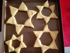 每一个面团都比前一个面团擀得小一圈，平铺在烤盘上，最后一个捏成星星状，准备放在最上面