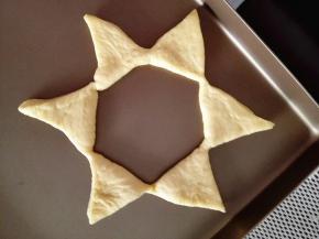 然后把它打开，反转成图中形状，接头处捏紧