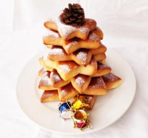 出炉后晾凉，再安照大小，依次组装好，撒糖粉装饰