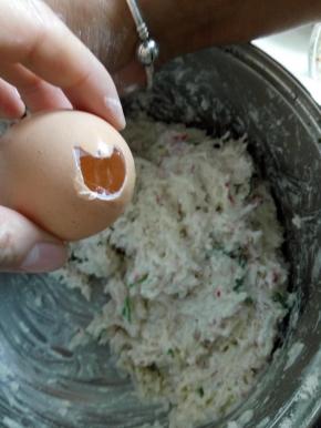 加入一个蛋清加入盐和五香粉拌匀