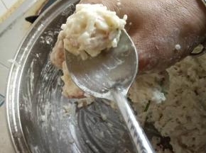 用勺子挖出