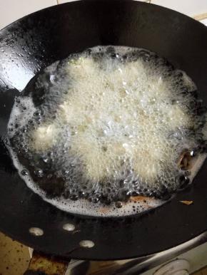 锅里入油烧热，用手放在油面上，能感觉油热就可以入丸子了