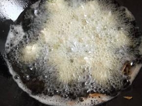 锅里入油烧热，用手放在油面上，能感觉油热就可以入丸子了