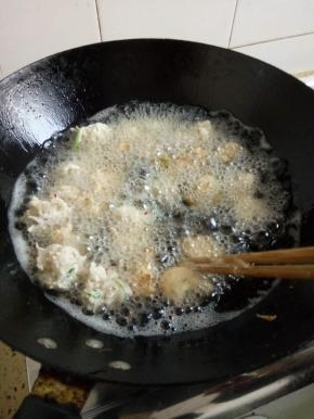 也可以用筷子翻滚，双面炸到金黄即可