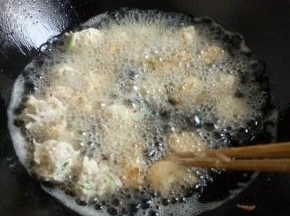 也可以用筷子翻滚，双面炸到金黄即可
