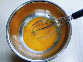 先做蛋黄糊，蛋黄用手动打蛋器打散。