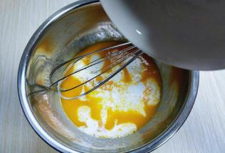 加入牛奶继续打均匀至看不到牛奶。 再加入玉米油，使油和蛋液完全融合再一起，(色拉油也可以，但是一定要无味的)不建议使用黄油或橄榄油。