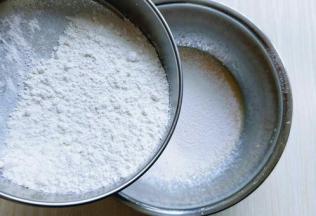 筛入低筋面粉，用手动打蛋器拌均匀，看不到面粉为止(拌的时候使用手动打蛋器呈Z字形状来回搅动，不要转圈搅拌，以免起劲。)