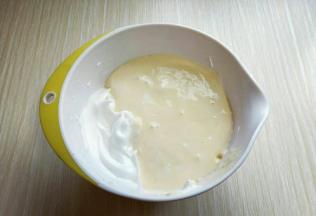 最后将蛋黄糊倒入蛋白霜的容器中，继续翻拌的手法，直至看不到蛋白霜即可。