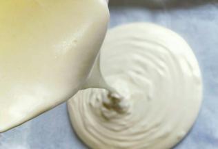 拌好的蛋糕糊，细腻光滑，饱满，准备烤盘，垫上油纸，这样好脱模，把蛋糕糊倒入烤盘中。