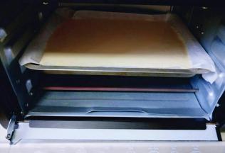 烤箱150度预热5分钟，把烤盘放入烤箱中层，上下火150度烤35分钟(具体时间及温度，根据自家烤箱性能另定。)