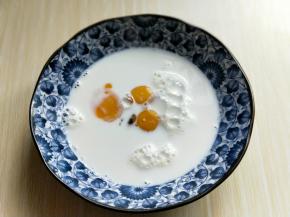 取一个大口容器，加入纯牛奶，加入3只蛋黄。