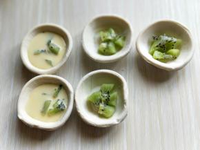 将猕猴桃去皮，切丁放入蛋挞皮中。加入做好蛋挞液，加入八分满即可。