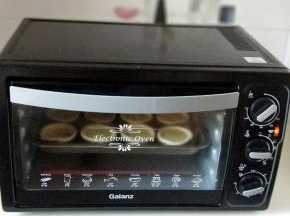 烤箱210度预热5分钟，烤盘入烤箱中层210度看18分钟，时间根据自家烤箱性能另定。