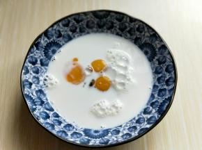 取一个大口容器，加入纯牛奶，加入3只蛋黄。