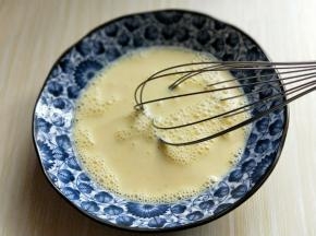 用手动打蛋器打散。
