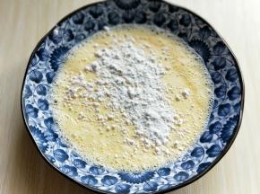 筛入低筋面粉，用手动打蛋器打均匀。