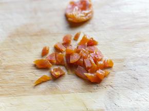 杏干洗干净切块。