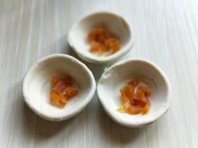 加入蛋挞皮中，加入做好的蛋液，8分满即可。
烤箱200度预热5分钟，之后烤盘入烤箱中层，200度上下火烤18-20分钟，具体时间根据自家烤箱性能另定。