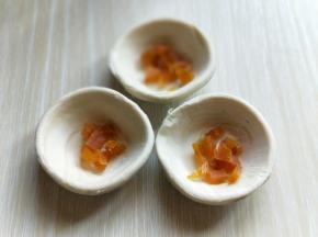 加入蛋挞皮中，加入做好的蛋液，8分满即可。
烤箱200度预热5分钟，之后烤盘入烤箱中层，200度上下火烤18-20分钟，具体时间根据自家烤箱性能另定。