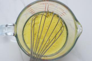 以上配方适用于学厨6寸加高戚风模具一份的用量
色拉油加牛奶搅拌混合均匀，（我做了两大一小，所以看去图片用量比较多）